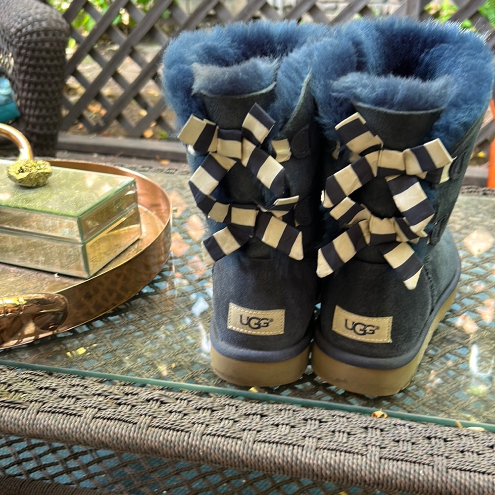 Size 7 blue Ugg’s lots of wear left in these bad gals